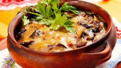 Жаркое из сердечек с шампиньонами в горшочке