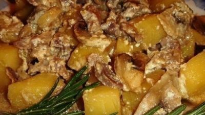 Жаркое с куриными желудочками и грибами
