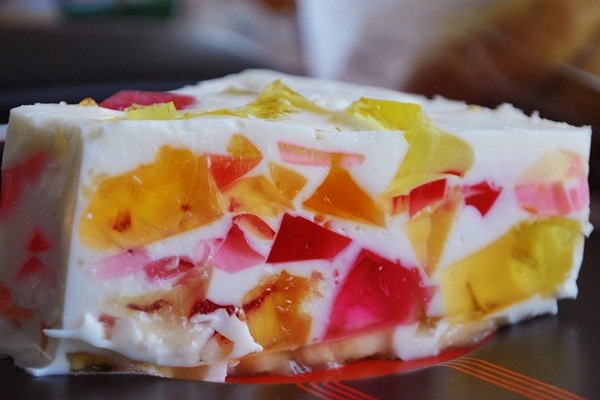 Торт желейный со свежими фруктами и ягодами без выпечки