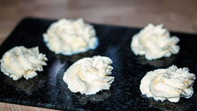 Жирные сливки из молока и масла в домашних условиях