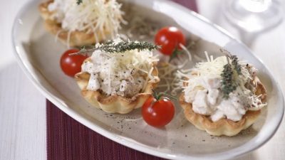Жюльен с курицей и сыром в тарталетках