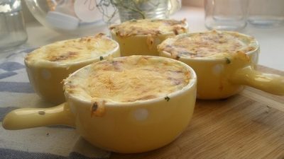 Жюльен с куриным филе и шпинатом