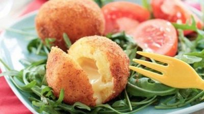 Золотистые крокеты из картофеля с сыром