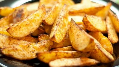 Золотистый картофель по-деревенски в духовке