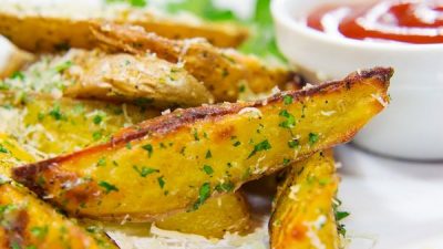 Золотистый картофель под сыром